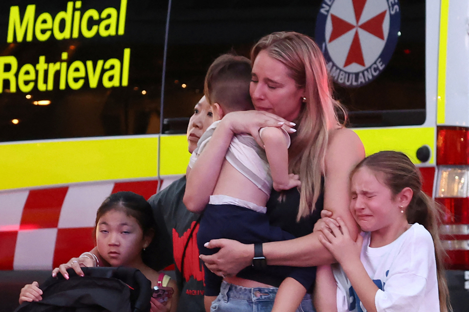 Một gia đ&igrave;nh rời trung t&acirc;m thương mại Westfield Bondi Junction sau vụ tấn c&ocirc;ng ng&agrave;y 13/4. Ảnh: AFP &nbsp;