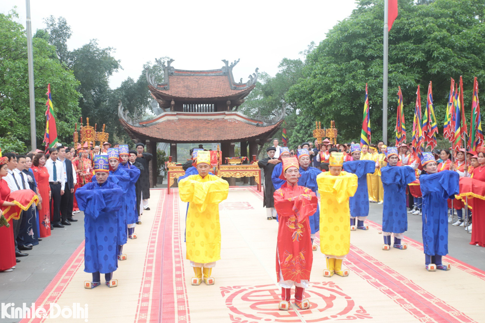 Cũng trong s&aacute;ng nay,&nbsp;tỉnh Ph&uacute; Thọ th&agrave;nh k&iacute;nh tổ chức Lễ Giỗ Đức Quốc Tổ Lạc Long Qu&acirc;n tại Khu di t&iacute;ch lịch sử đền H&ugrave;ng.