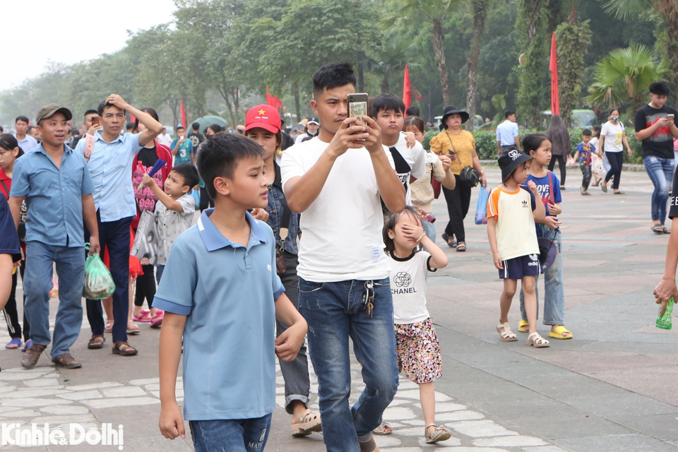 D&ograve;ng người trẩy hội rất đ&ocirc;ng, song kh&ocirc;ng c&oacute; t&igrave;nh trạng chen lấn, x&ocirc; đẩy&nbsp;để di chuyển l&ecirc;n n&uacute;i Nghĩa Lĩnh d&acirc;ng hương.