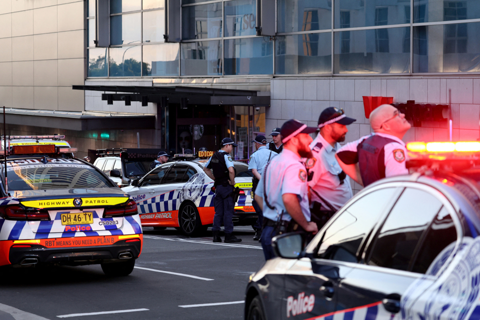 Cảnh s&aacute;t phong tỏa b&ecirc;n ngo&agrave;i trung t&acirc;m thương mại Westfield Bondi Junction ở Sydney ng&agrave;y 13/4. Ảnh: AFP &nbsp;