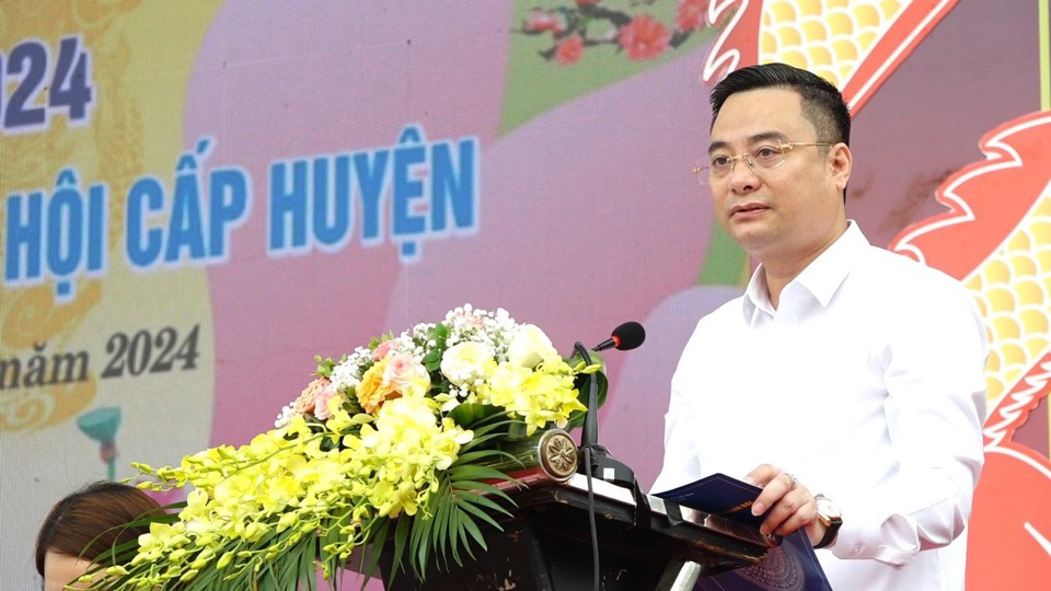Chủ tịch UBND huyện Thanh Oai B&ugrave;i Văn S&aacute;ng ph&aacute;t biểu khai mạc.