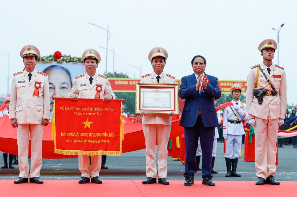 Thủ tướng Phạm Minh Ch&iacute;nh trao Danh hiệu Anh h&ugrave;ng Lực lượng vũ trang Nh&acirc;n d&acirc;n cho lực lượng Cảnh s&aacute;t cơ động.