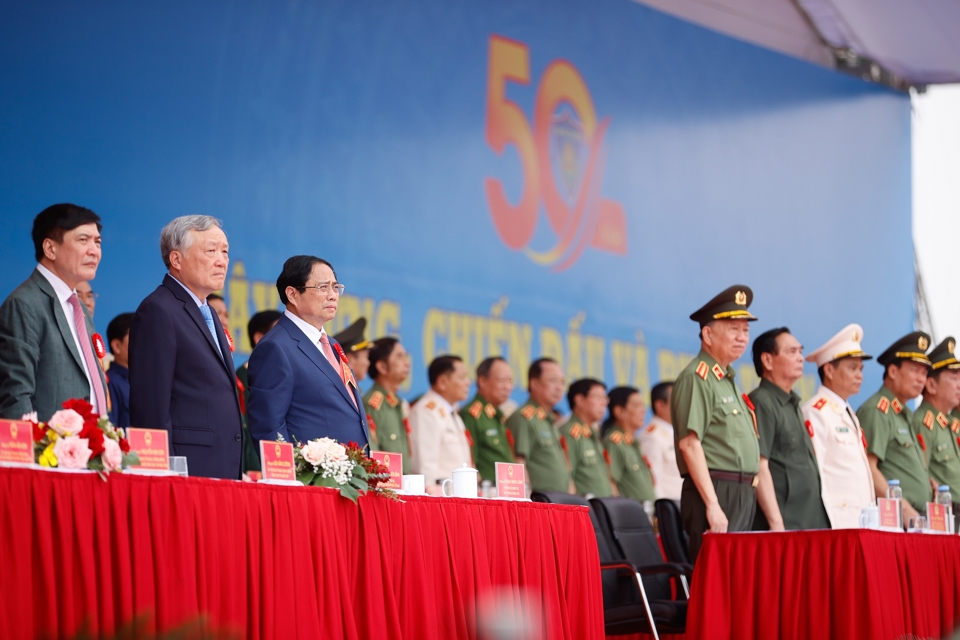Thủ tướng Phạm Minh Ch&iacute;nh v&agrave; c&aacute;c đại biểu dự Lễ kỷ niệm 50 năm Ng&agrave;y truyền thống Lực lượng Cảnh s&aacute;t cơ động.