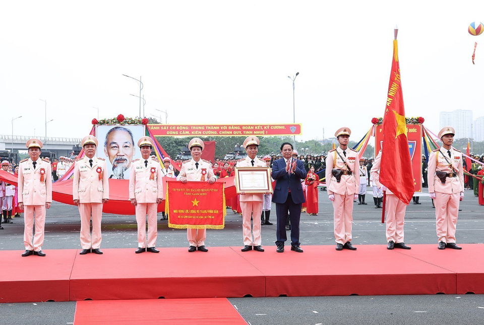 Thủ tướng Chính phủ Phạm Minh Chính trao Danh hiệu Anh hùng Lực lượng vũ trang Nhân dân lần thứ hai cho lực lượng cảnh sát cơ động. Ảnh: Hữu Thắng