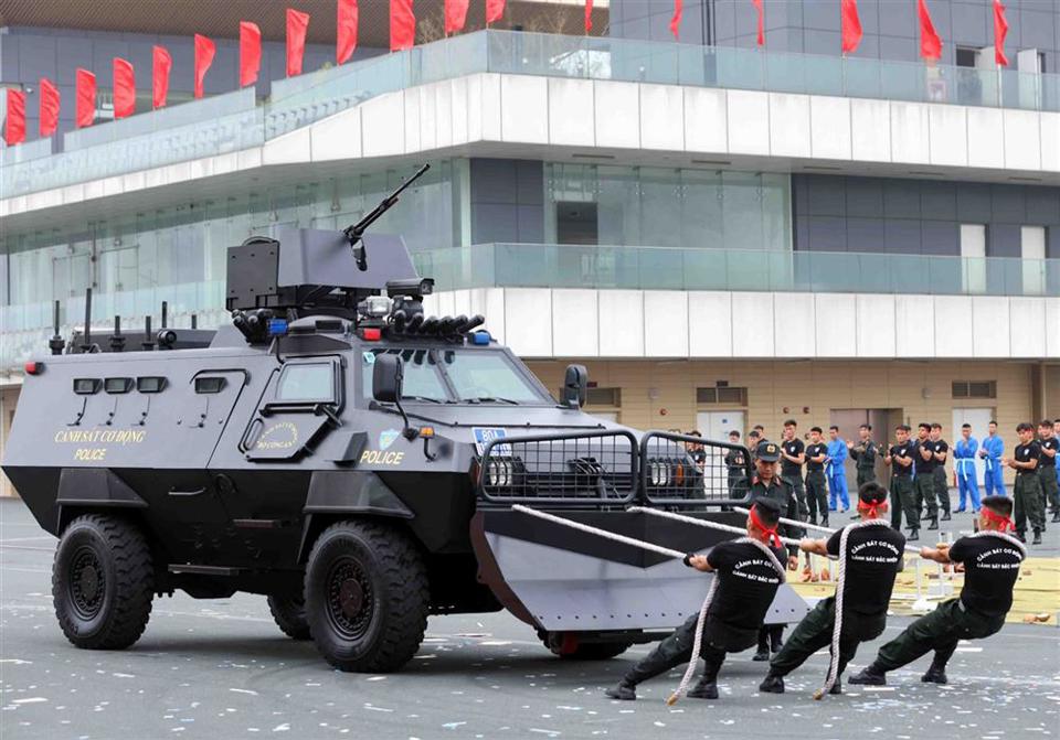 Dàn xe đặc chủng với hơn 5.000 Cảnh sát cơ động diễu hành ngày truyền thống - Ảnh 11