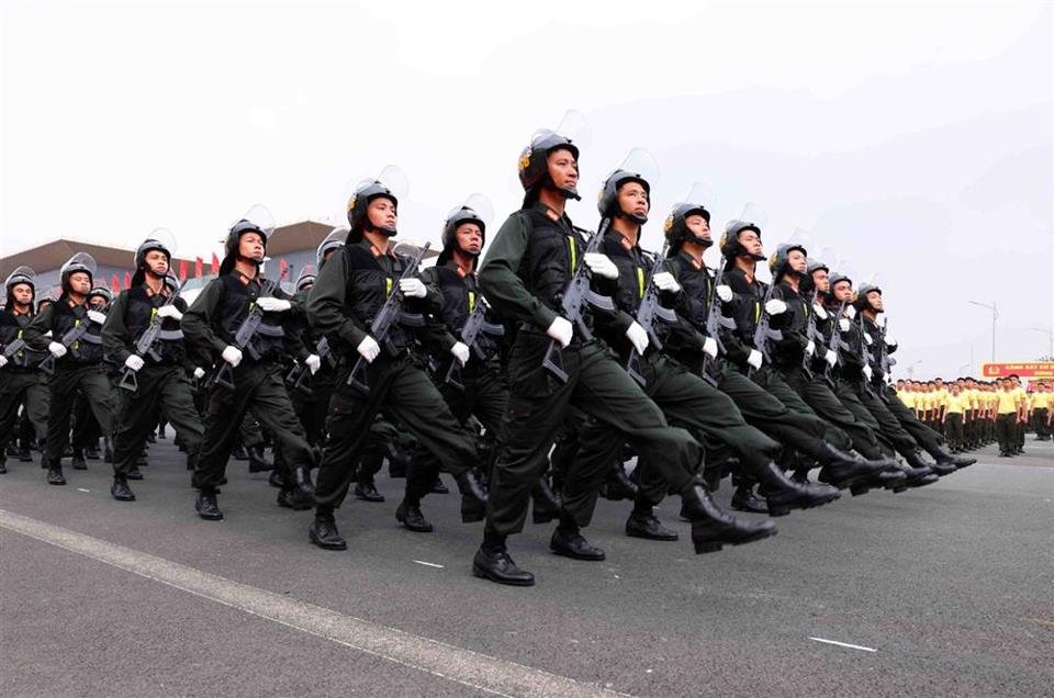 Dàn xe đặc chủng với hơn 5.000 Cảnh sát cơ động diễu hành ngày truyền thống - Ảnh 4