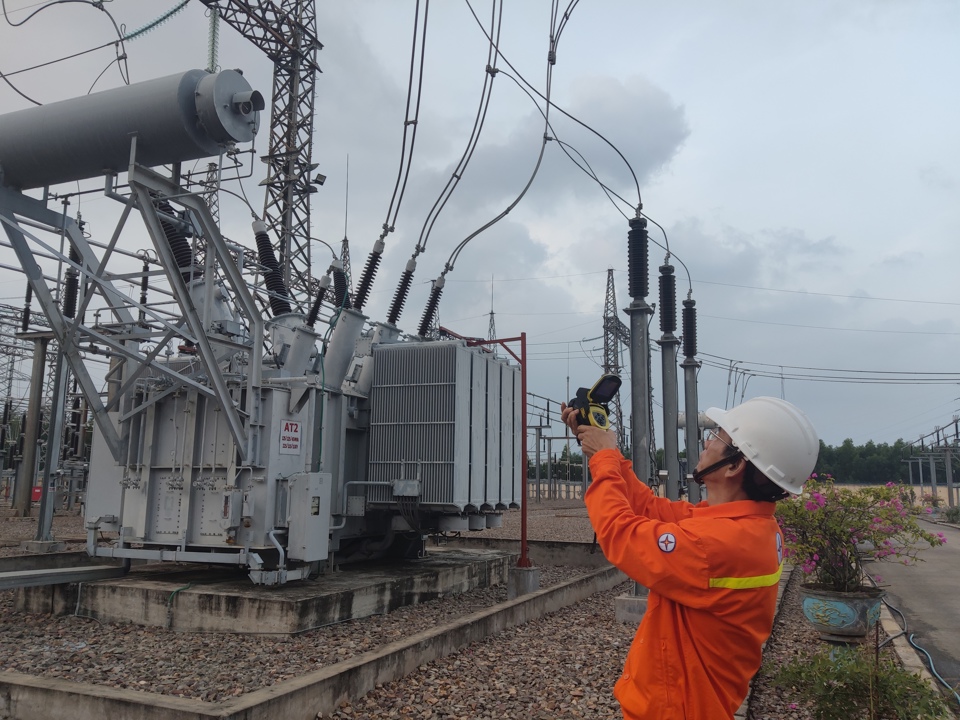 Công nhân Truyền tải điện Bình Định (PTC3) dùng thiết bị công nghệ kiểm tra hệ thống điện. Ảnh: Khắc Kiên