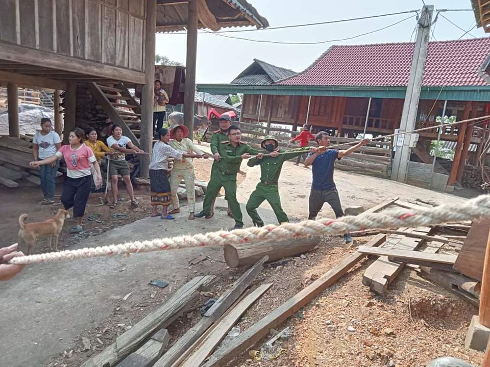 Trận mưa đ&aacute; k&egrave;m lốc xo&aacute;y chiều tối 14/4 khiến nh&agrave; d&acirc;n tại nhiều x&atilde; thuộc địa b&agrave;n huyện bi&ecirc;n giới Kỳ Sơn (Nghệ An) bị thiệt hại. Trong s&aacute;ng 15/4, ch&iacute;nh quyền, lực lượng C&ocirc;ng an c&aacute;c x&atilde; đ&atilde; tăng cường hỗ trợ người d&acirc;n khắc phục hậu quả.