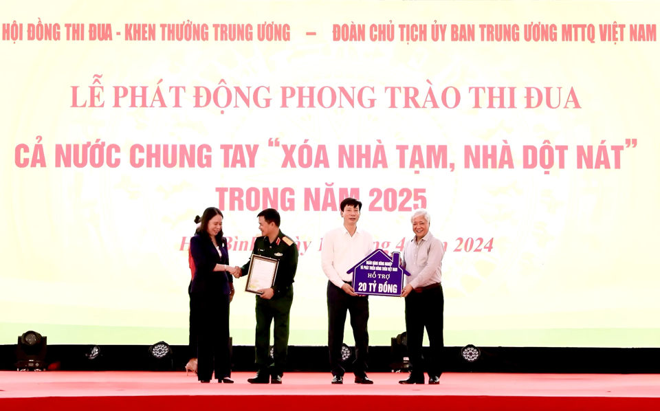 &Ocirc;ng Phạm Đức Tuấn - Th&agrave;nh vi&ecirc;n Hội đồng Th&agrave;nh vi&ecirc;n, Chủ tịch C&ocirc;ng đo&agrave;n Agribank (thứ 2 từ phải qua) trao biểu trưng t&agrave;i trợ 20 tỷ đồng của Agribank