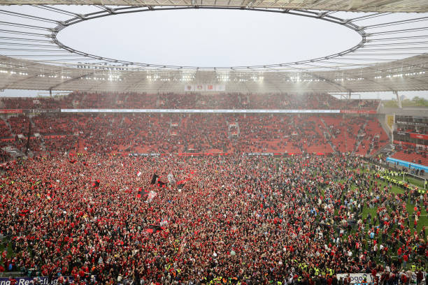 Người h&acirc;m mộ ăn mừng c&ugrave;ng&nbsp;Bayer Leverkusen v&ocirc; địch Bundesliga lần đầu ti&ecirc;n trong lịch sử. Ảnh: Getty.