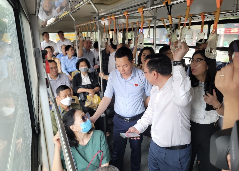 Đo&agrave;n gi&aacute;m s&aacute;t khảo s&aacute;t thực tế&nbsp;tr&ecirc;n tuyến xe bu&yacute;t nhanh BRT01