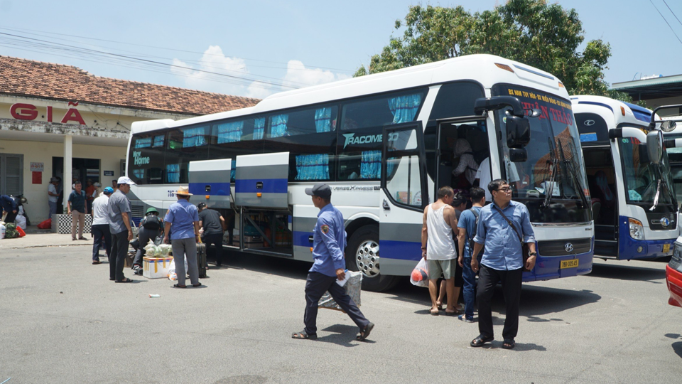 T&iacute;nh đến nay đ&atilde; c&oacute; khoảng 14.000 h&agrave;nh kh&aacute;ch được trung chuyển bằng &ocirc; t&ocirc; sau khi hầm B&atilde;i Gi&oacute; bị sập.