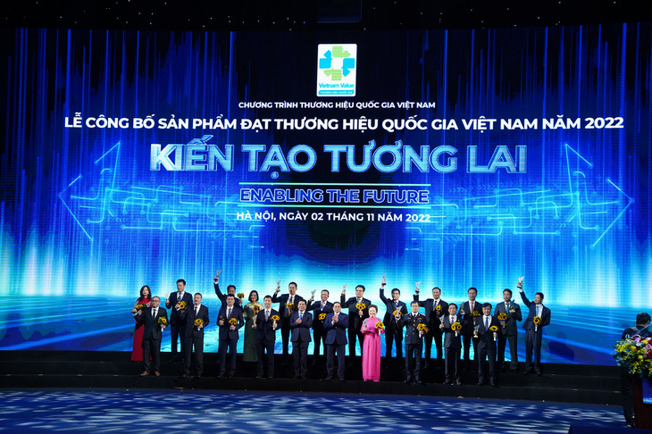 Thủ tướng Phạm Minh Ch&iacute;nh trao biểu trưng vinh danh c&aacute;c DN c&oacute; sản phẩm đạt Thương hiệu quốc gia Việt Nam lần thứ 8 năm 2022. Ảnh: moit.gov.vn