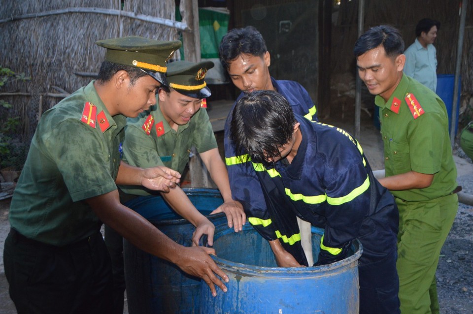 Kh&ocirc;ng quản ng&agrave;y đ&ecirc;m, c&aacute;n bộ chiến sĩ C&ocirc;ng an tỉnh S&oacute;c Trăng đ&atilde; kh&ocirc;ng ngại vất vả, kịp thời cung cấp nước sạch cho người d&acirc;n.