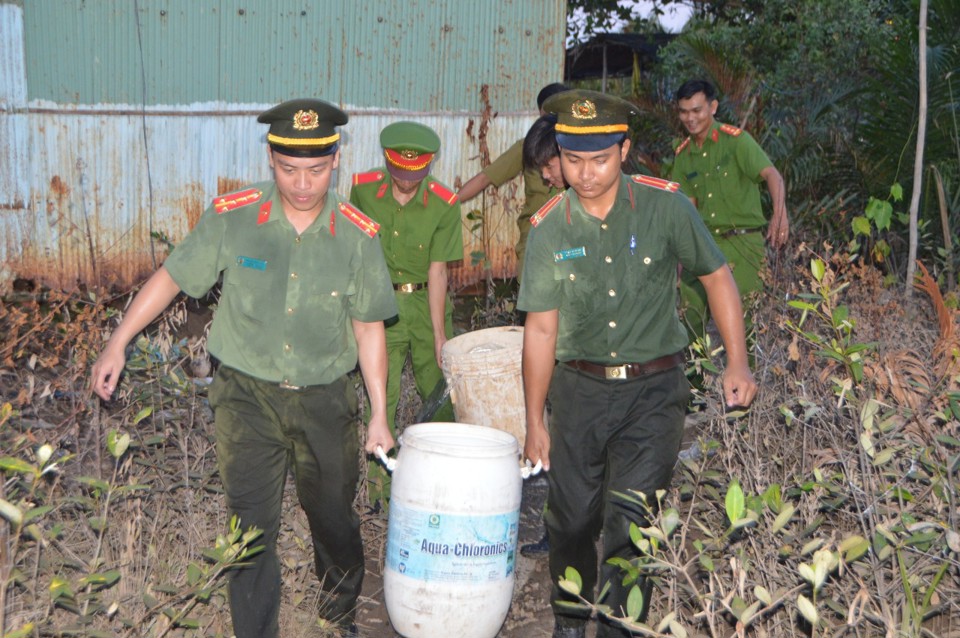 Thiếu t&aacute; Thạch Quốc Thi, Trưởng C&ocirc;ng an x&atilde; Lịch Hội Thượng t&acirc;m sự: &ldquo;D&ugrave; kế hoạch &ldquo;bị vỡ&rdquo;, anh em vẫn rất vui, phấn khởi, qu&ecirc;n bữa cơm chiều để lo cho b&agrave; con c&oacute; nước sạch sử dụng. Niềm vui của b&agrave; con vui khi c&oacute; nước cũng ch&iacute;nh l&agrave; niềm vui, niềm phấn khởi của ch&uacute;ng t&ocirc;i n&ecirc;n ai cũng qu&ecirc;n cả mệt v&agrave; đ&oacute;i&rdquo;.