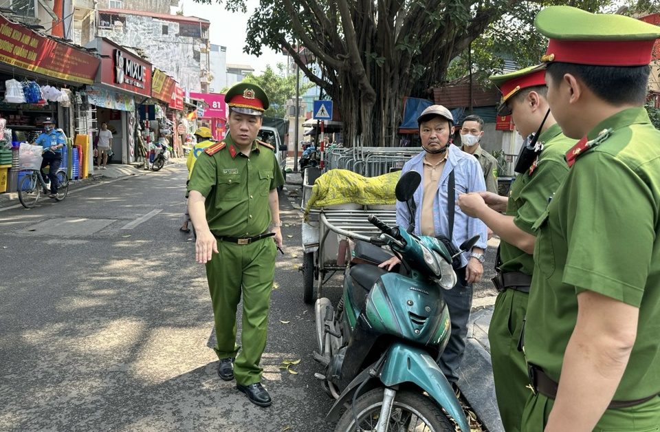 Lực lượng chức năng phường Quan Hoa xử l&yacute; vi phạm tr&ecirc;n phố Dương Quảng H&agrave;m.