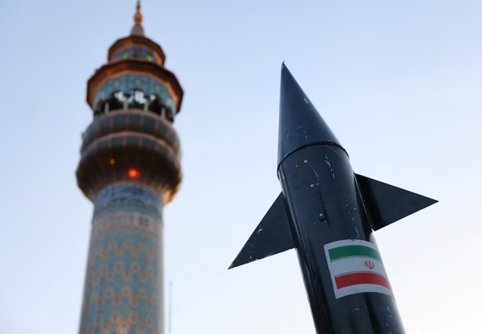 M&ocirc; h&igrave;nh t&ecirc;n lửa được trung b&agrave;y trong lễ kỷ niệm sau cuộc tấn c&ocirc;ng của IRGC v&agrave;o Israel, tại Tehran, Iran, ng&agrave;y 15/4/2024. Ảnh: Reuters