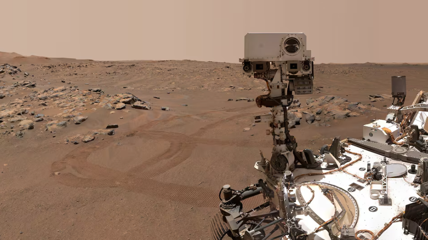 Robot Rochette đang thu thập những mẫu nghi&ecirc;n cứu từ sao Hỏa. Ảnh: NASA