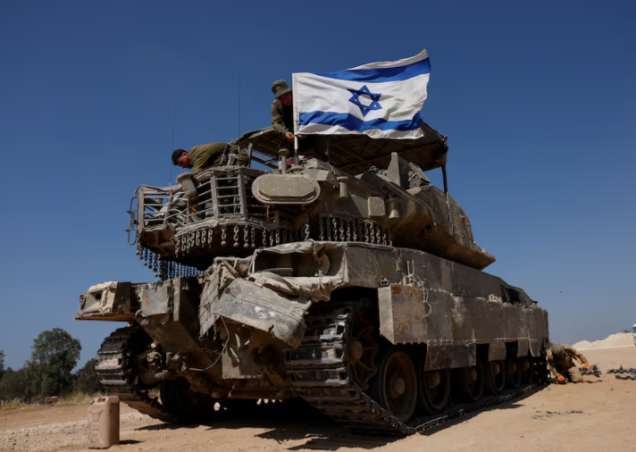 Binh sĩ Israel treo cờ Israel tr&ecirc;n xe qu&acirc;n sự gần bi&ecirc;n giới Israel-Gaza, trong bối cảnh xung đột đang diễn ra giữa Israel v&agrave; nh&oacute;m Hồi gi&aacute;o Hamas. Ảnh: REUTERS