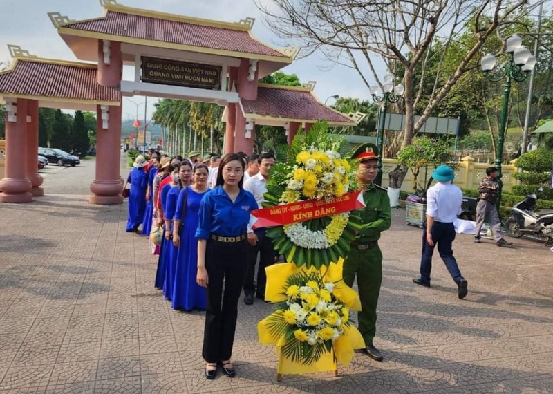 C&aacute;c đo&agrave;n kh&aacute;ch k&iacute;nh cẩn d&acirc;ng v&ograve;ng hoa tại khu mộ Tổng B&iacute; thư Trần Ph&uacute;.