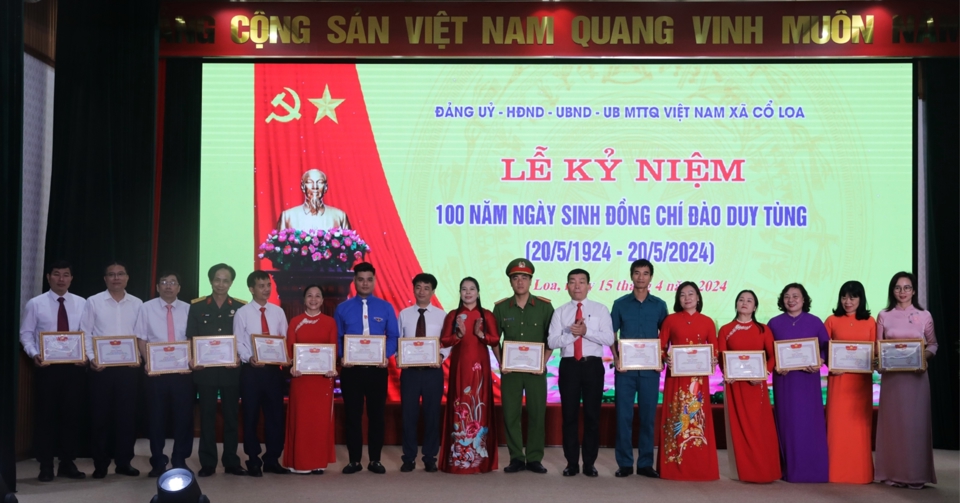 Đảng ủy x&atilde; Cổ Loa tặng bằng khen cho 16 tập thể xuất sắc trong đợt thi đua cao điểm ch&agrave;o mừng kỷ niệm 100 năm Ng&agrave;y sinh đồng ch&iacute; Đ&agrave;o Duy T&ugrave;ng.