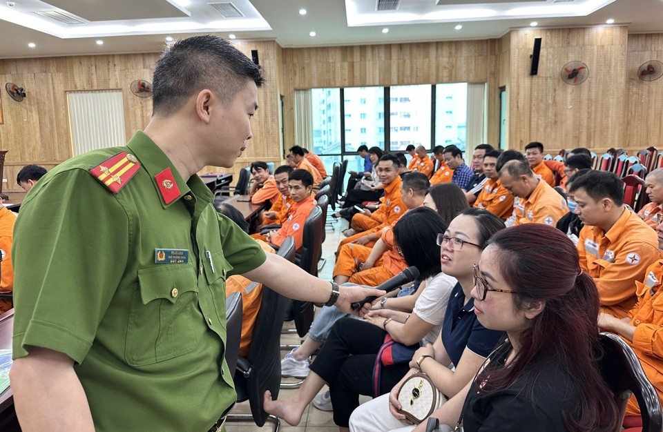 C&aacute;n bộ, c&ocirc;ng nh&acirc;n quản l&yacute; vận h&agrave;nh lưới điện tương t&aacute;c với chuy&ecirc;n gia&nbsp;của trường Đại học PCCC trong buổi tập huấn.