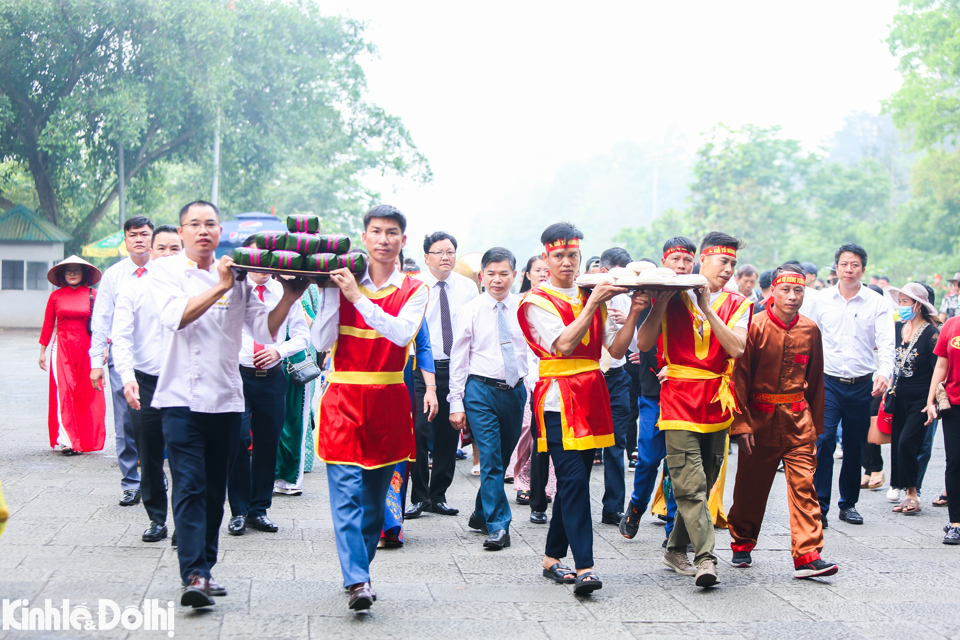 Cũng trong s&aacute;ng 17/4,&nbsp;c&aacute;c đo&agrave;n gi&agrave;nh giải Nhất cuộc thi &ldquo;G&oacute;i, nấu b&aacute;nh chưng, gi&atilde; b&aacute;nh giầy tỉnh Ph&uacute; Thọ mở rộng&rdquo; năm trước sẽ d&acirc;ng c&uacute;ng b&aacute;nh chưng, b&aacute;nh giầy l&ecirc;n Vua Tổ v&agrave;o năm sau.