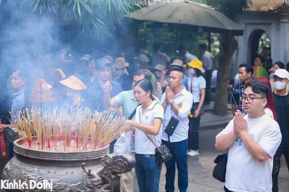 Người d&acirc;n th&agrave;nh k&iacute;nh d&acirc;ng hương tại Khu di t&iacute;ch lịch sử đền H&ugrave;ng s&aacute;ng ng&agrave;y 17/4.