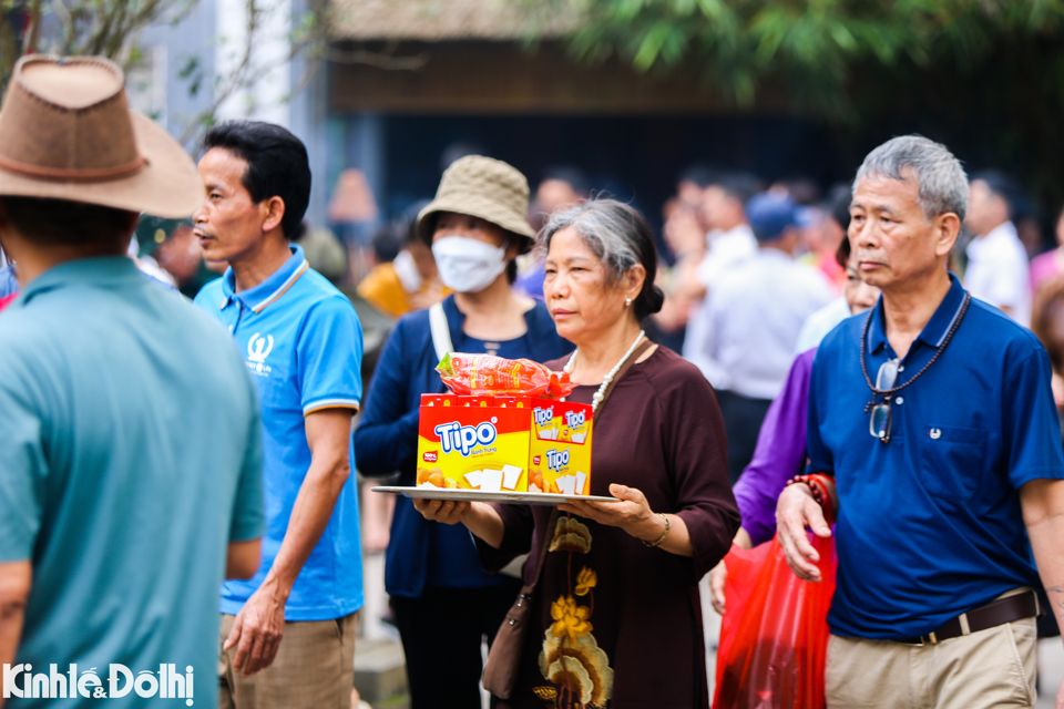 Mỗi ng&agrave;y, Khu di t&iacute;ch lịch sử đền H&ugrave;ng đ&oacute;n h&agrave;ng ngh&igrave;n người về d&acirc;ng hương, trẩy hội.