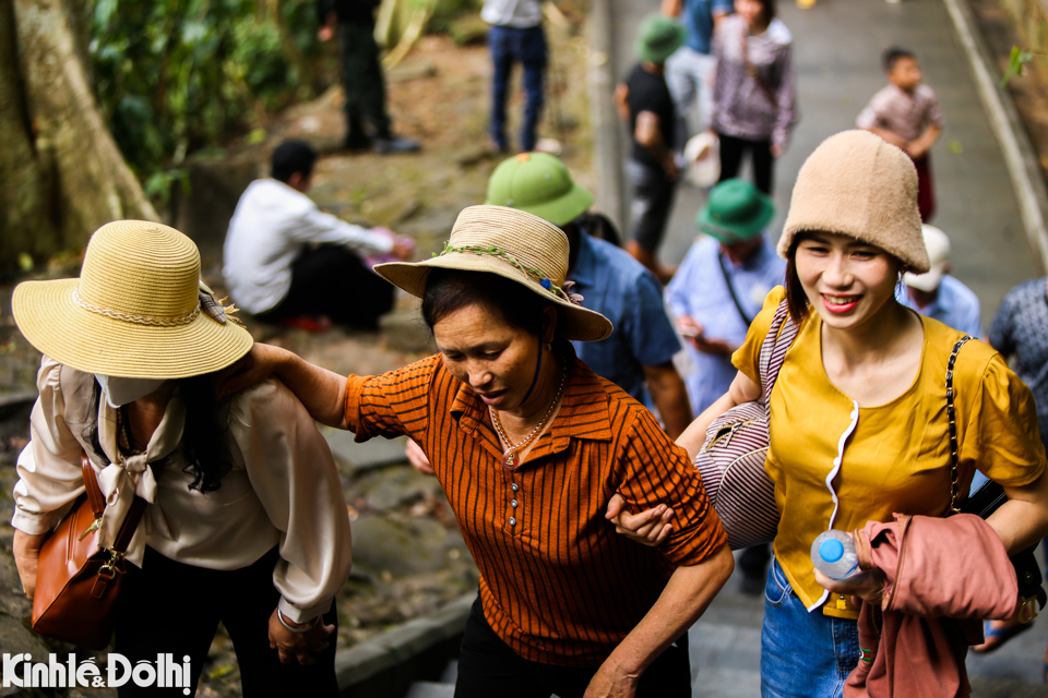 H&agrave;ng ngh&igrave;n du kh&aacute;ch thập phương về với đất Tổ để tỏ l&ograve;ng th&agrave;nh k&iacute;nh đối với bậc tiền nh&acirc;n.