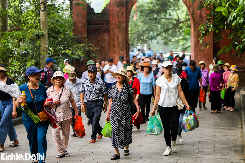 "Những người d&acirc;n đi lễ đ&atilde; c&oacute; &yacute; thức hơn để tr&aacute;nh những h&igrave;nh ảnh phản cảm, tạo n&ecirc;n sự tĩnh t&acirc;m trong mỗi người cũng như hướng về đất Tổ&rdquo; &nbsp;- một người d&acirc;n chia sẻ.