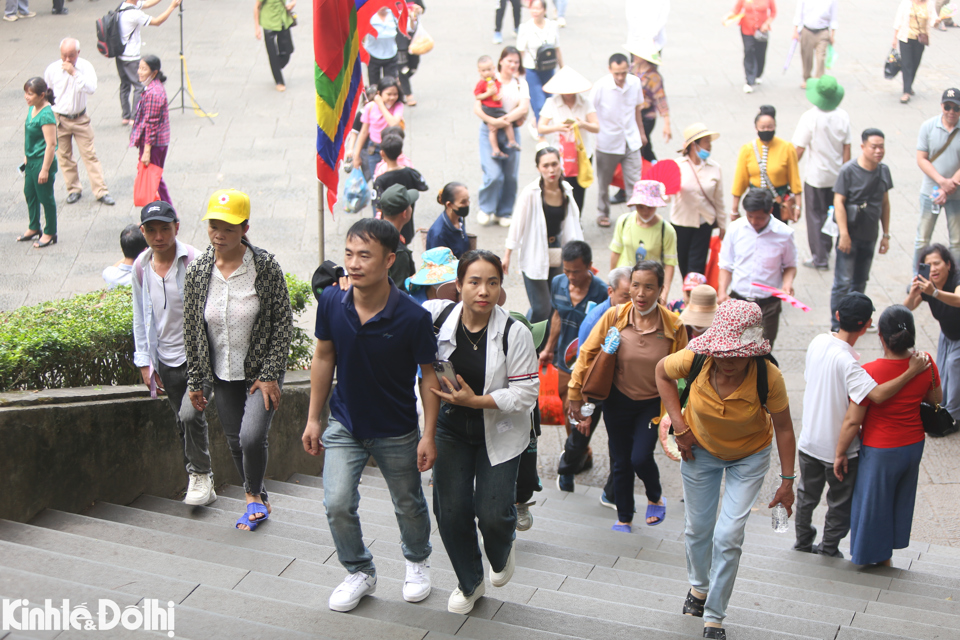 Nh&igrave;n chung, người d&acirc;n kh&aacute; h&agrave;o hứng v&agrave; phấn khởi khi về đền H&ugrave;ng d&acirc;ng hương, kh&ocirc;ng c&oacute; t&igrave;nh trạng &ugrave;n tắc hay chen lấn xảy ra.