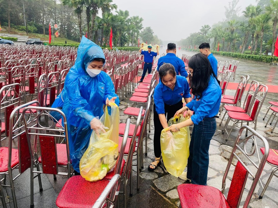 Lực lượng thanh ni&ecirc;n t&igrave;nh nguyện dọn dẹp vệ sinh đảm bảo m&ocirc;i trường lu&ocirc;n sạch đẹp. Ảnh Ng&acirc;n Kh&aacute;nh.&nbsp;