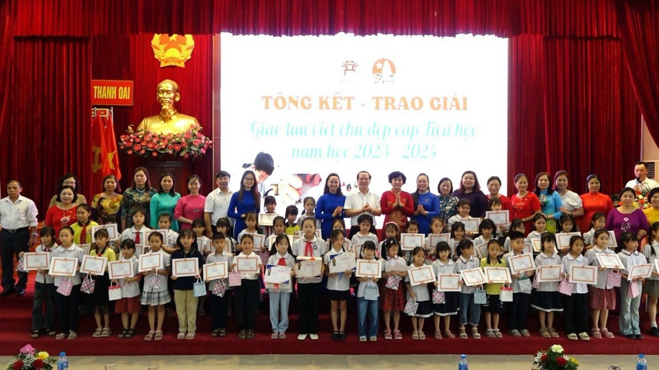 C&aacute;c em học sinh đ&oacute;n nhận phần thưởng từ Ph&ograve;ng GD&amp;ĐT huyện Thanh Oai.