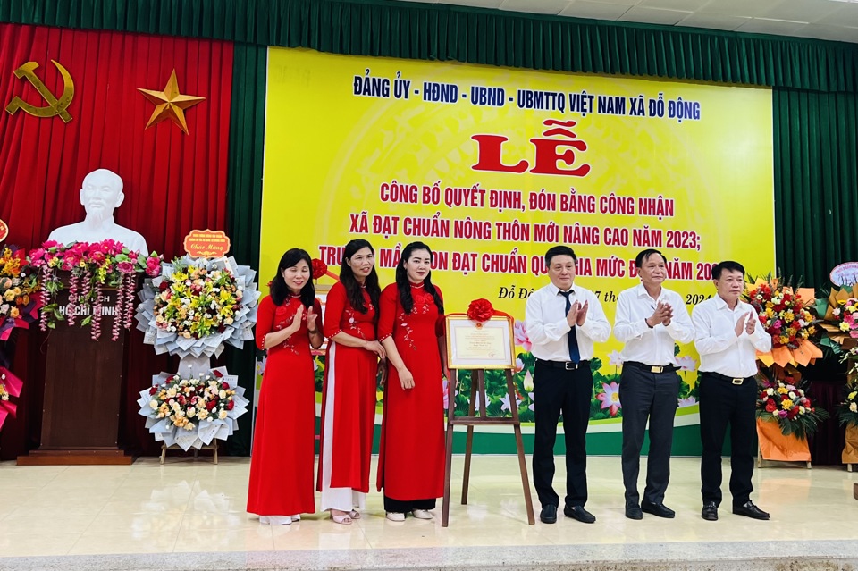 L&atilde;nh đạo huyện Thanh Oai trao danh hiệu Trường đạt chuẩn quốc gia mức độ II cho trường mầm non Đỗ Động.