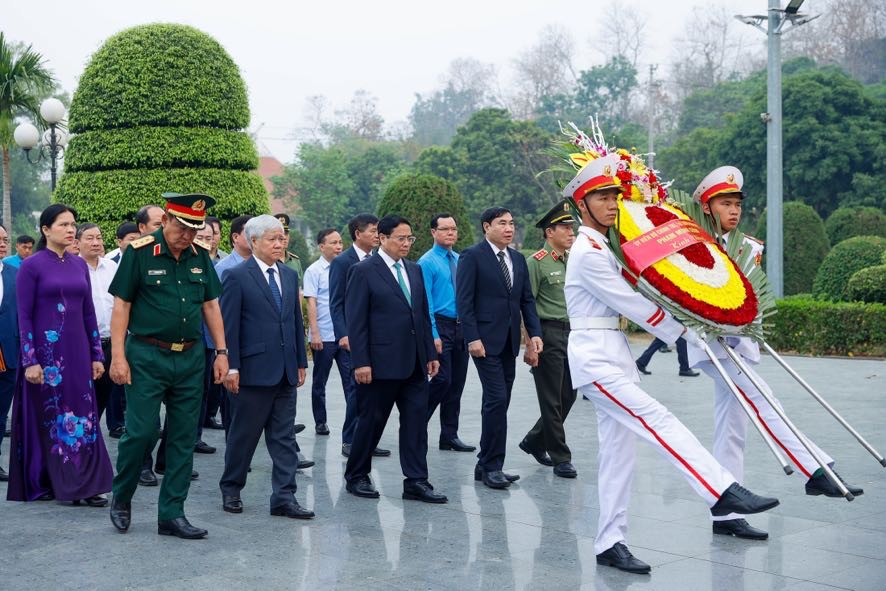 Trước cuộc gặp mặt, Thủ tướng Phạm Minh Ch&iacute;nh v&agrave; c&aacute;c đại biểu đ&atilde; d&acirc;ng hương, viếng c&aacute;c anh h&ugrave;ng, liệt sĩ tại nghĩa trang A1 ở TP Điện Bi&ecirc;n Phủ&nbsp;