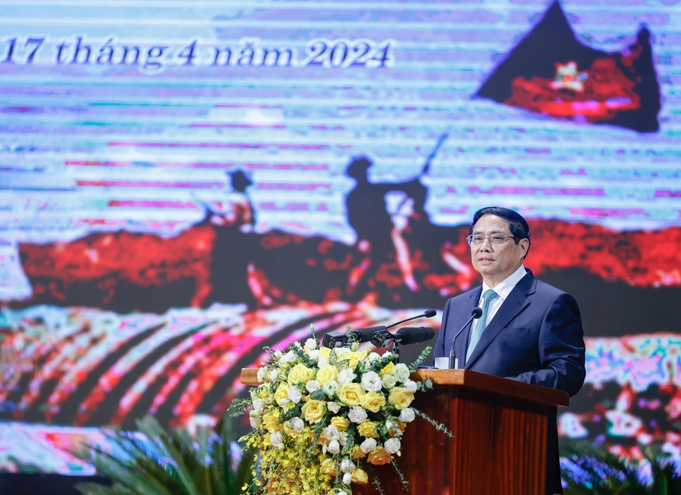 Thủ tướng Phạm Minh Ch&iacute;nh: Kh&ocirc;ng bao giờ qu&ecirc;n những người l&agrave;m n&ecirc;n 'cột mốc v&agrave;ng' lịch sử Điện Bi&ecirc;n Phủ - Ảnh: VGP/Nhật Bắc