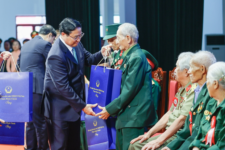 Thủ tướng Phạm Minh Ch&iacute;nh trao qu&agrave; tặng 139 đại biểu l&agrave; chiến sĩ Điện Bi&ecirc;n, thanh ni&ecirc;n xung phong, d&acirc;n c&ocirc;ng hỏa tuyến trực tiếp tham gia Chiến dịch Điện Bi&ecirc;n Phủ c&oacute; mặt tại sự kiện. Ảnh: VGP/Nhật Bắc