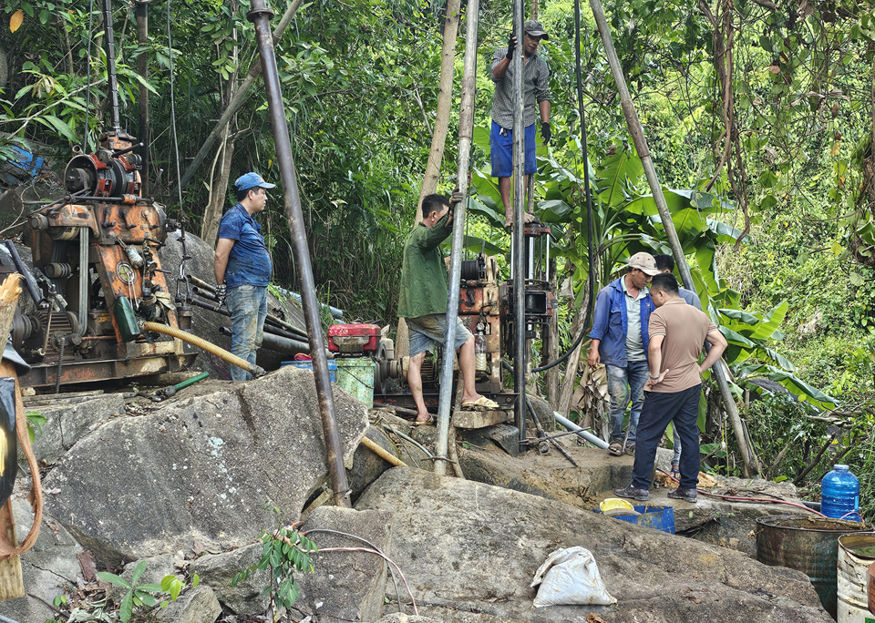 &Ocirc;ng Nguyễn Văn Quảng - Gi&aacute;m đốc X&iacute; nghiệp S&ocirc;ng Đ&agrave; 10.2, C&ocirc;ng ty CP S&ocirc;ng Đ&agrave; 10, Chỉ huy trưởng c&ocirc;ng tr&igrave;nh hầm B&atilde;i Gi&oacute; cho biết, đơn vị tiến h&agrave;nh khoan 33 mũi tr&ecirc;n sườn Đ&egrave;o Cả để bơm b&ecirc; t&ocirc;ng gia cố hầm.