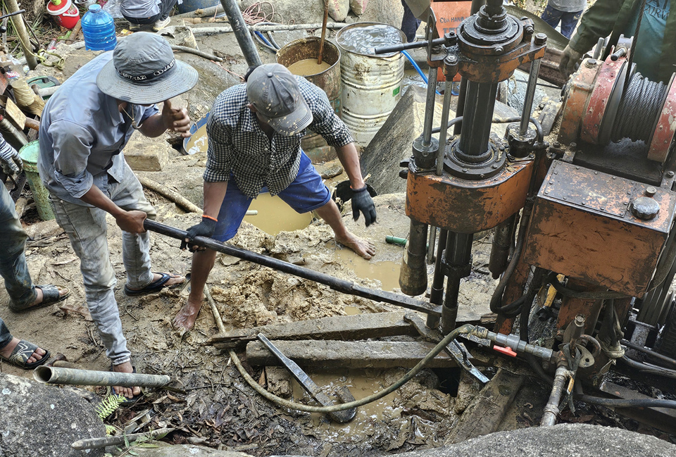 C&ocirc;ng nh&acirc;n khoan từ sườn Đ&egrave;o Cả để bơm b&ecirc;-t&ocirc;ng.