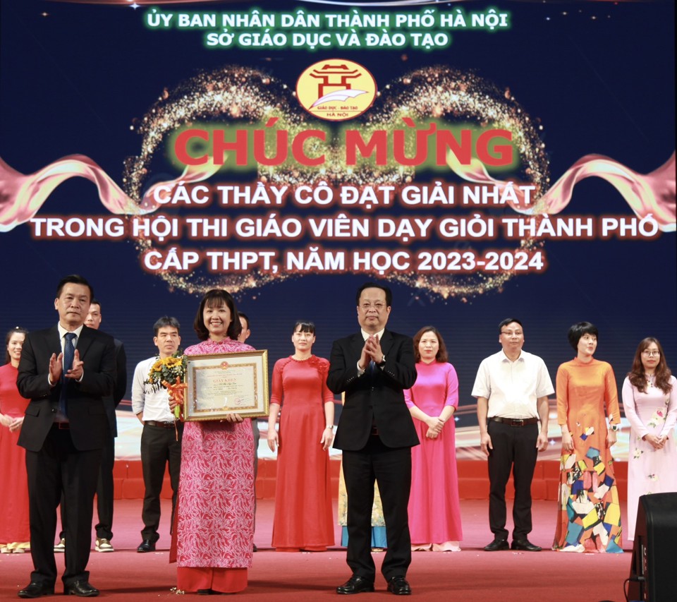 Giám đốc Sở GD&ĐT Hà Nội Trần Thế Cương cùng đại diện lãnh đạo đơn vị khen thưởng giáo viên dạy giỏi
