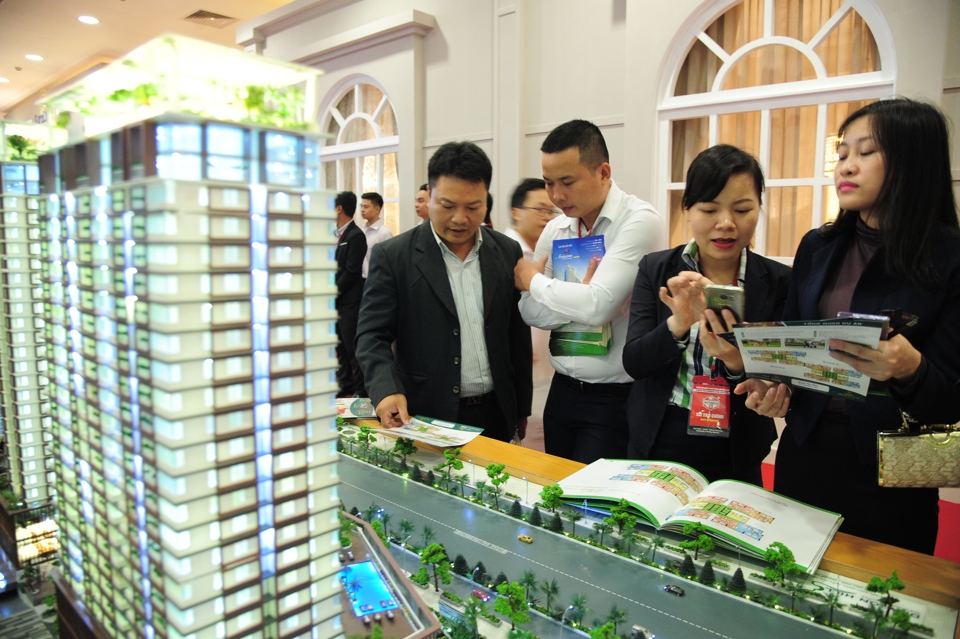 Nhà đầu tư tham khảo một dự án nhà ở tại Hà Nội. Ảnh: Phạm Hùng