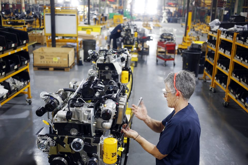 Sản xuấtthiết bị công nghiệp tại một nhà máy ở Mỹ. Ảnh: AFP