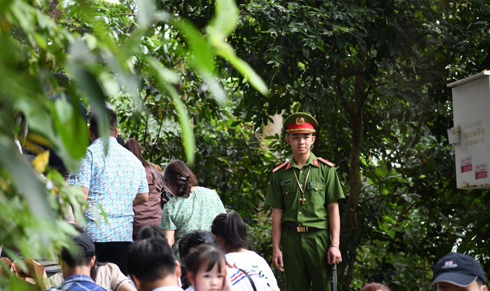 Lực lượng chức năng t&uacute;c trực l&agrave;m nhiệm vụ tại Khu Di t&iacute;ch lịch sử Đền H&ugrave;ng, sẵn s&agrave;ng hỗ trợ du kh&aacute;ch khi c&oacute; y&ecirc;u cầu. Ảnh minh họa Ng&acirc;n Kh&aacute;nh.&nbsp;