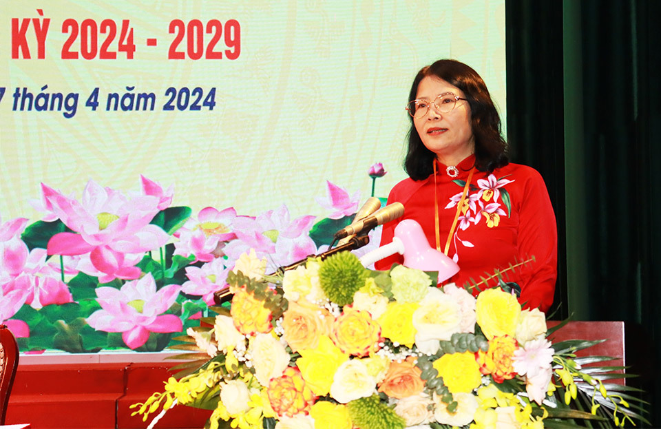 Ph&oacute; Chủ tịch Ủy ban MTTQ Việt Nam TP Nguyễn Thị Kim Dung ph&aacute;t biểu tại Đại hội.