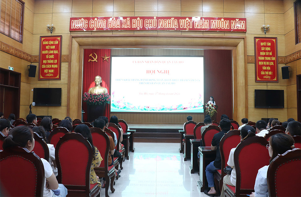 Ph&oacute; Chủ tịch UBND quận T&acirc;y Hồ B&ugrave;i Thị Lan Phương ph&aacute;t biểu chỉ đạo tại hội nghị.