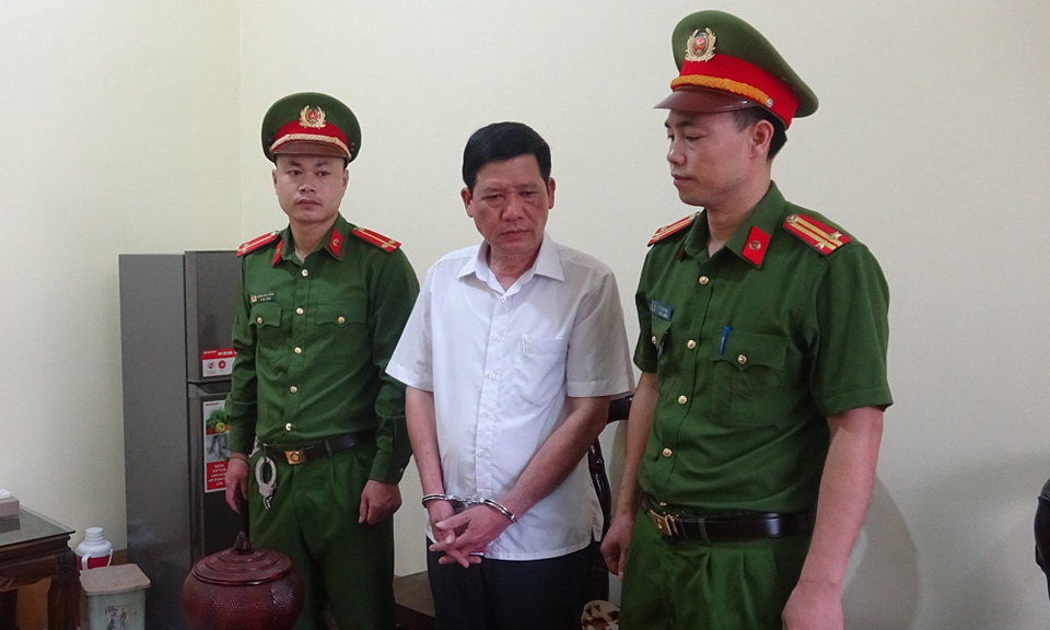 Lực lượng chức năng &nbsp;thi h&agrave;nh c&aacute;c quyết định tố tụng với &ocirc;ng Nguyễn Văn Quang.