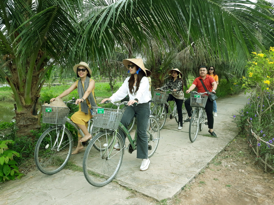 Du khách tham quan Cồn Chim - một trong những điểm du lịch xanh tỉnh Trà Vinh. Ảnh: Hoài Nam