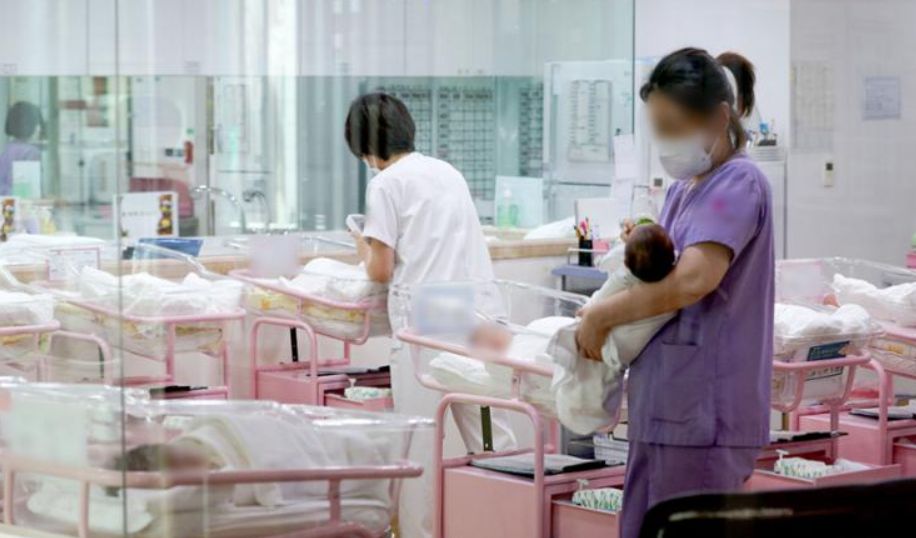 Y t&aacute; chăm s&oacute;c trẻ em tại trung t&acirc;m y tế hậu sản tại Seoul. Ảnh: Yonhap News