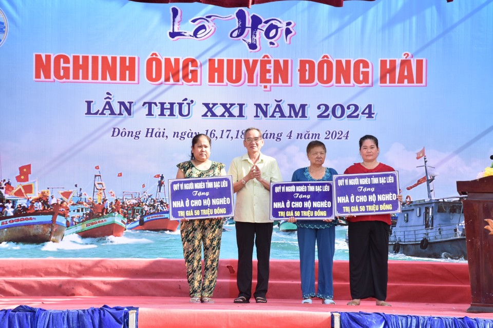 Tại lễ hội, tỉnh Bạc Li&ecirc;u cũng đ&atilde; tặng nh&agrave; cho hộ ngh&egrave;o ở Đ&ocirc;ng Hải (Ho&agrave;ng Nam)